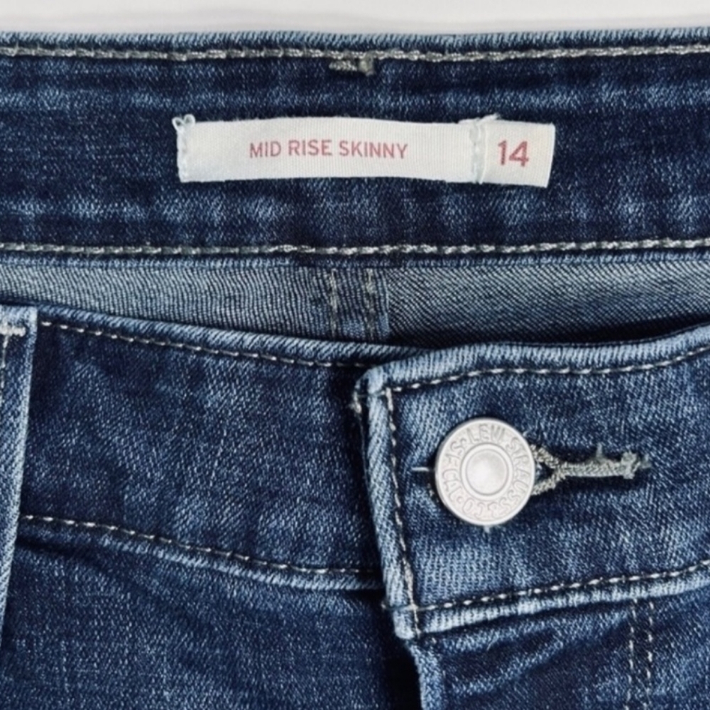 Authentic Levi's - Picture 5 of 6